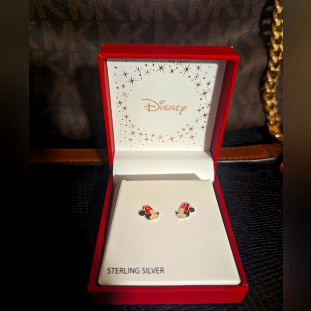 NWOT Disney Minnie Mouse Earrings